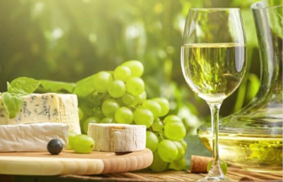 Rượu vang trắng thích hợp với những bữa tiệc sang trọng, thanh nhã.