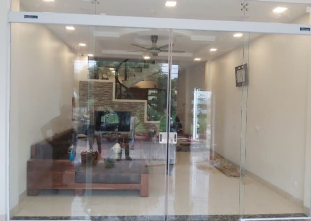 Viet Phong specializes in providing tempered glass doors and glass walls for all projects 5