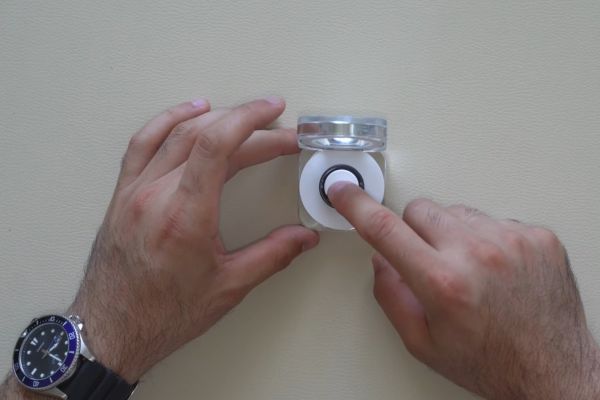 Những điều cần biết khi mua Galaxy Ring 24 Nhấn và giữ nút tròn nhỏ ở giữa hộp sạc