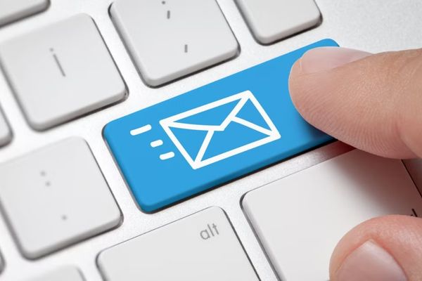 Lợi ích của việc nhận email khi có người đăng nhập vào máy tính