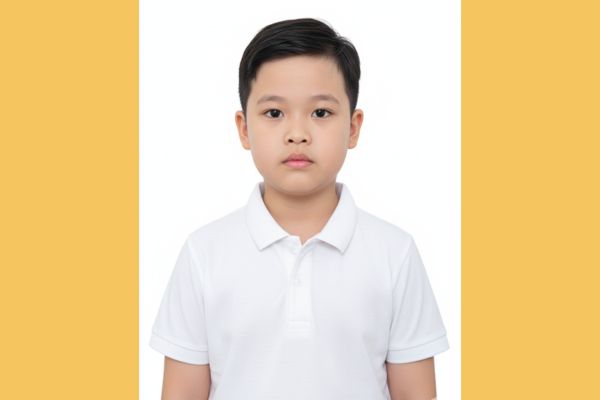 Cách làm ảnh thẻ cho con bằng AI siêu nét 18 Năng động với áo polo trắng