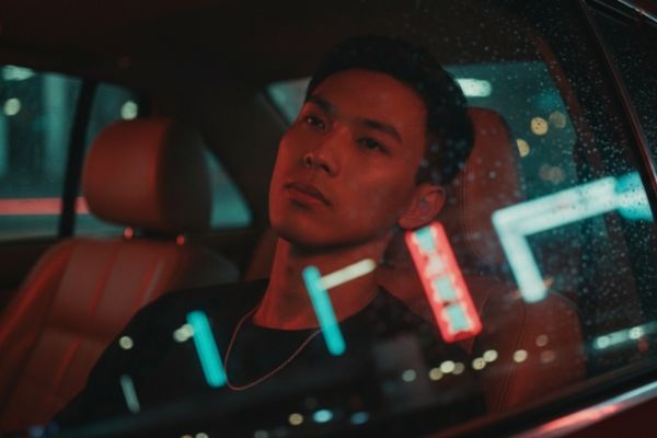 5+ Prompt to create cinematic Hong Kong style images 13 Why is the Hong Kong style photo trend so attractive?