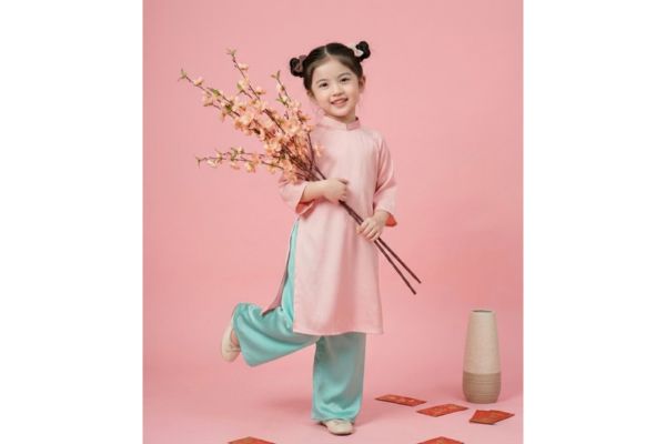 Dáng đứng ôm cành đào tinh nghịch