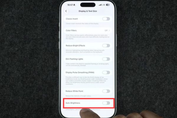 Hướng dẫn cách ngăn màn hình iPhone tự giảm độ sáng