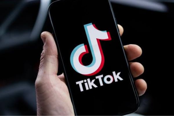 Tại sao cần biết cách xem lại bình luận trên TikTok?