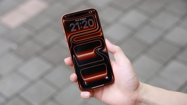 Mặt trước của thiết bị cho cảm giác hiện đại, phù hợp với nhu cầu sử dụng cả ngày.