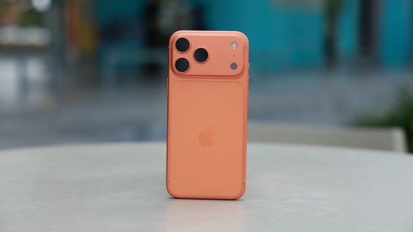 Mặt lưng và cụm camera tạo điểm nhận diện riêng cho dòng máy mới.