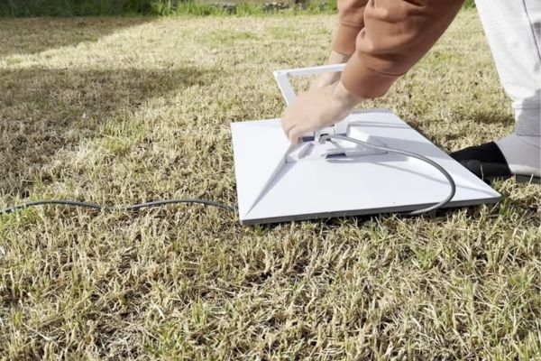 Hướng dẫn cách đăng ký Starlink tại Việt Nam 20 Gắn chảo vào chân đế