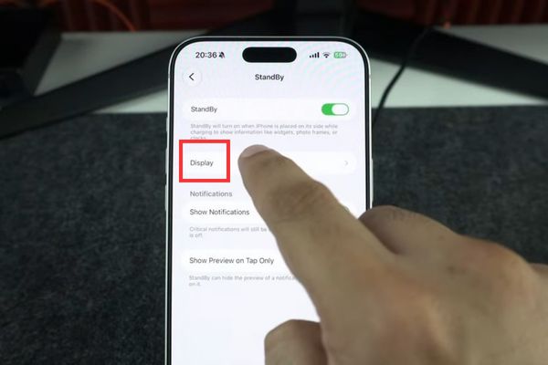 Cách tắt màn hình đỏ trên chế độ StandBy cho iPhone 14 Nhấn chọn vào mục Display