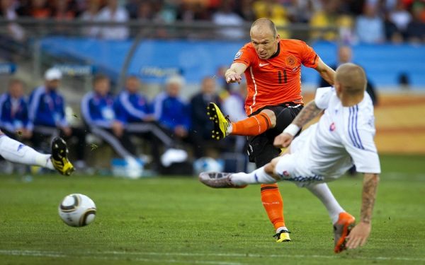 Arjen Robben nổi tiếng với những pha xử lý từ cánh phải bó vào trung lộ và tung ra các cú sút chân trái nguy hiểm