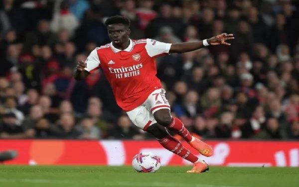 Bukayo Saka đại diện cho thế hệ tiền vệ cánh phải trẻ với lối chơi thông minh và khả năng phát triển vượt bậc
