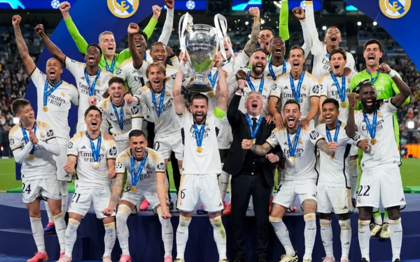 Real Madrid nâng cúp Champions League, biểu tượng cho vị thế thống trị sân chơi châu Âu.